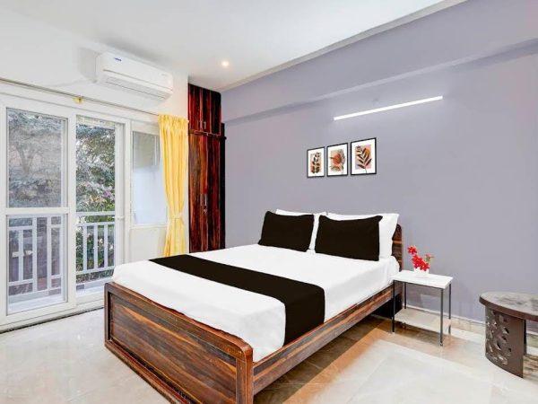 Bright rooms with a calm vibe.